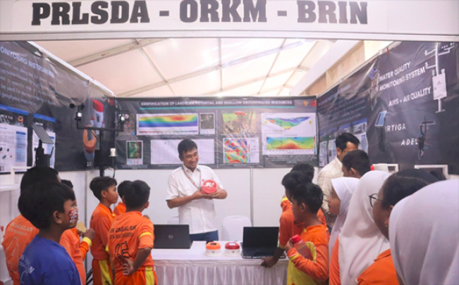 Periset Ahli Muda Pusat Riset Limnologi dan Sumber Daya Air (PRLSDA) BRIN, Tio Azhar Prakoso Setiadi, menunjukkan prototipe produk inovasi ARI (Akselerograf Rakyat Indonesia)/Foto: dok BRIN
